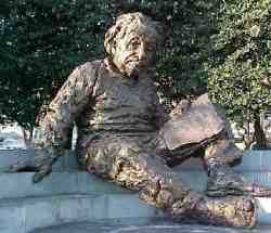 Statue / monument of Albert Einstein in Washington DC by Sculptor Robert Berks